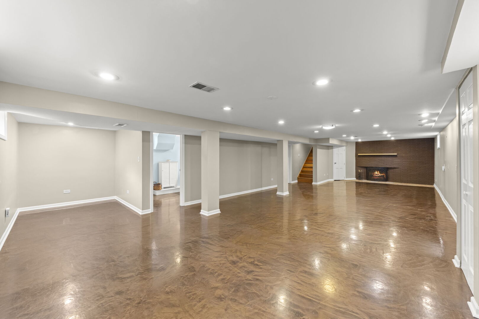 904 Gamon Road Wheaton, IL 60189 - Photo 28 of 47 a view of an empty room with wooden floor