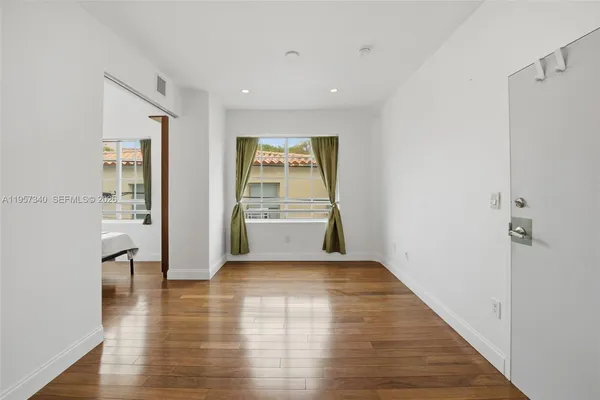 $2,000 | Flamingo-Lummus, Miami Beach, FL 33139
