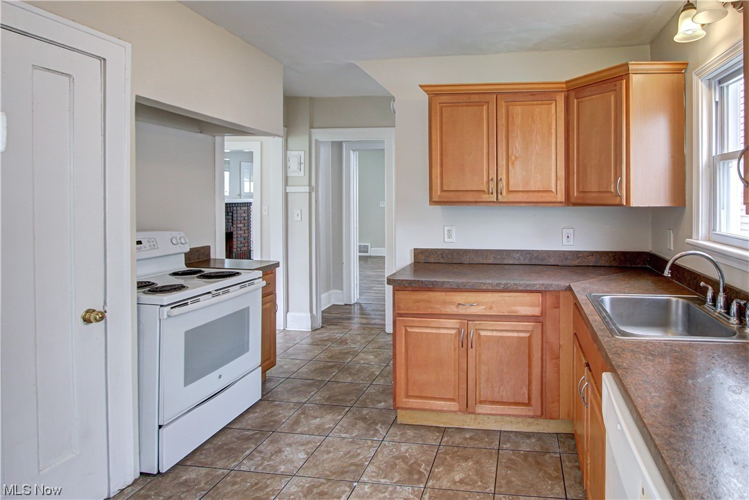 975 Pembrook Road Cleveland, OH 44121 - Photo 12 of 35
