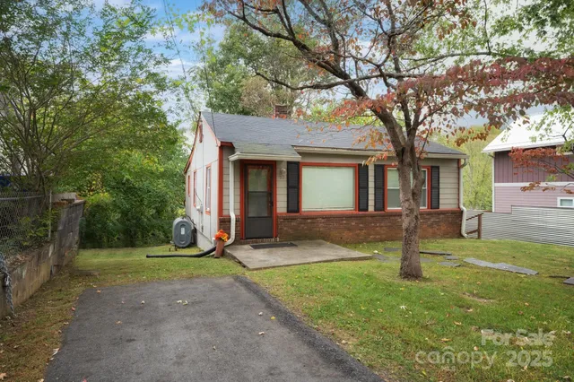 a view of a yard in front of a house