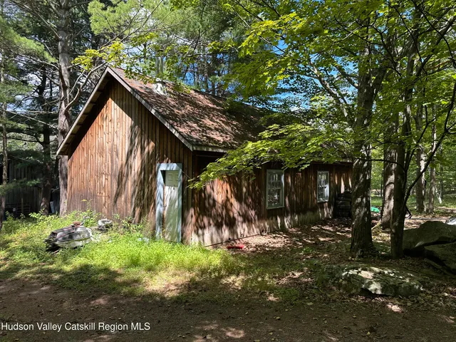 a view of a house with backyard