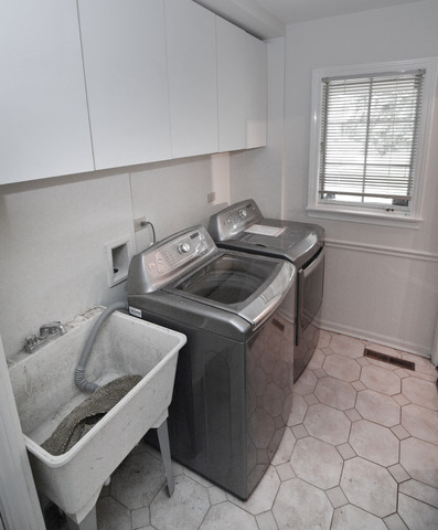 3742 Poplar Road Flossmoor, IL 60422 - Photo 20 of 20 a kitchen that has a sink and a stove