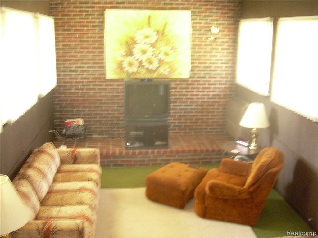 26541 Marshall Street Inkster, MI 48141 - Photo 17 of 25 Breezeway