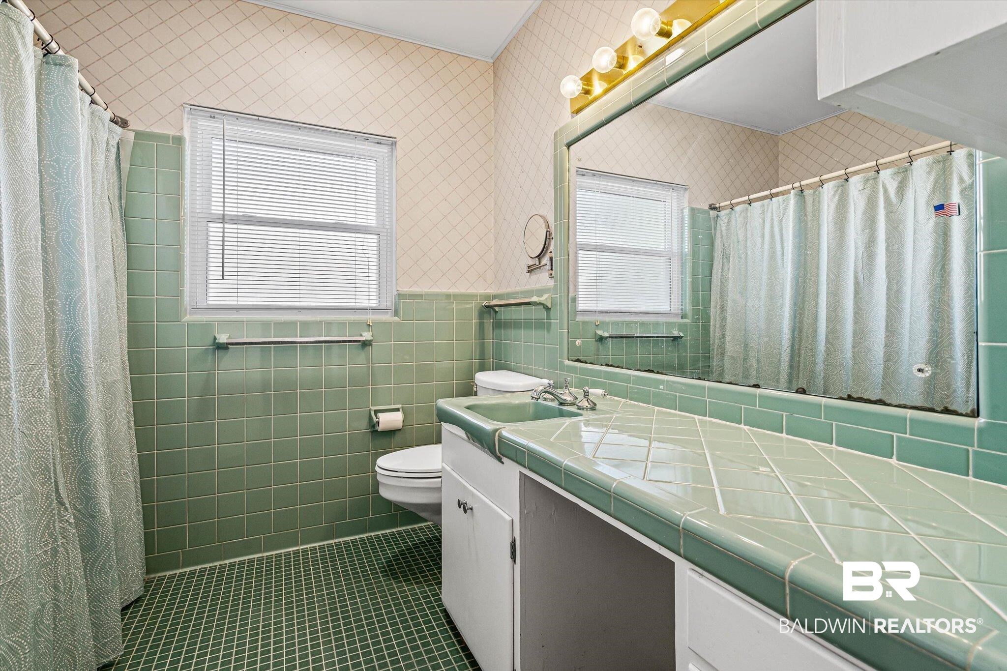 324 Hadrian Street Mobile, AL 36606 - Photo 23 of 33 Bathroom 2