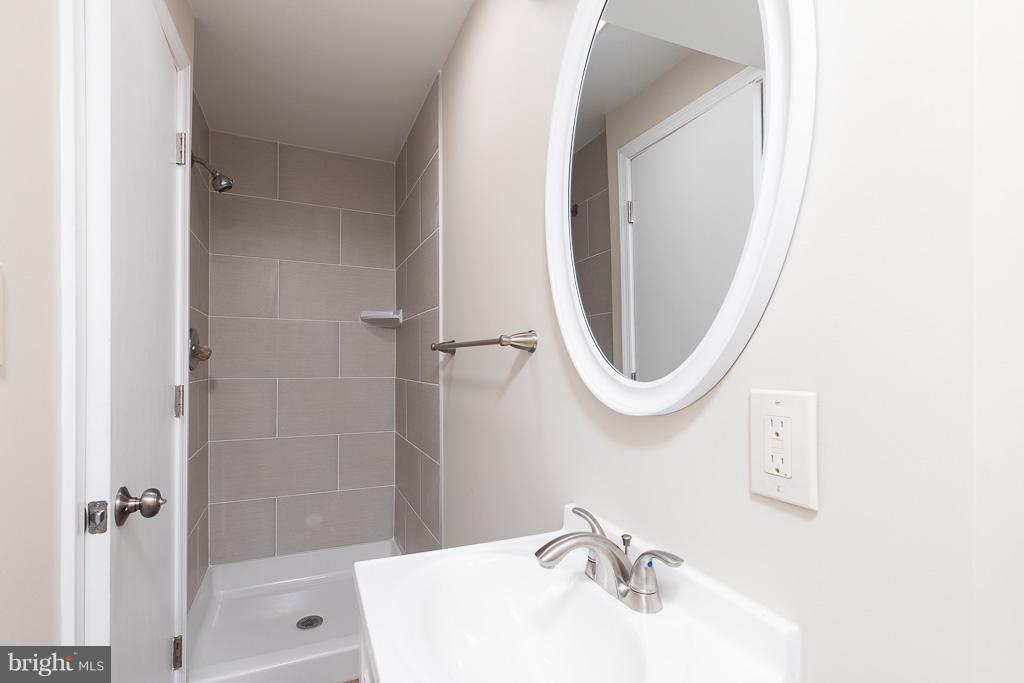 3 Wimbledon Court Silver Spring, MD 20906 - Photo 27 of 30 Bath