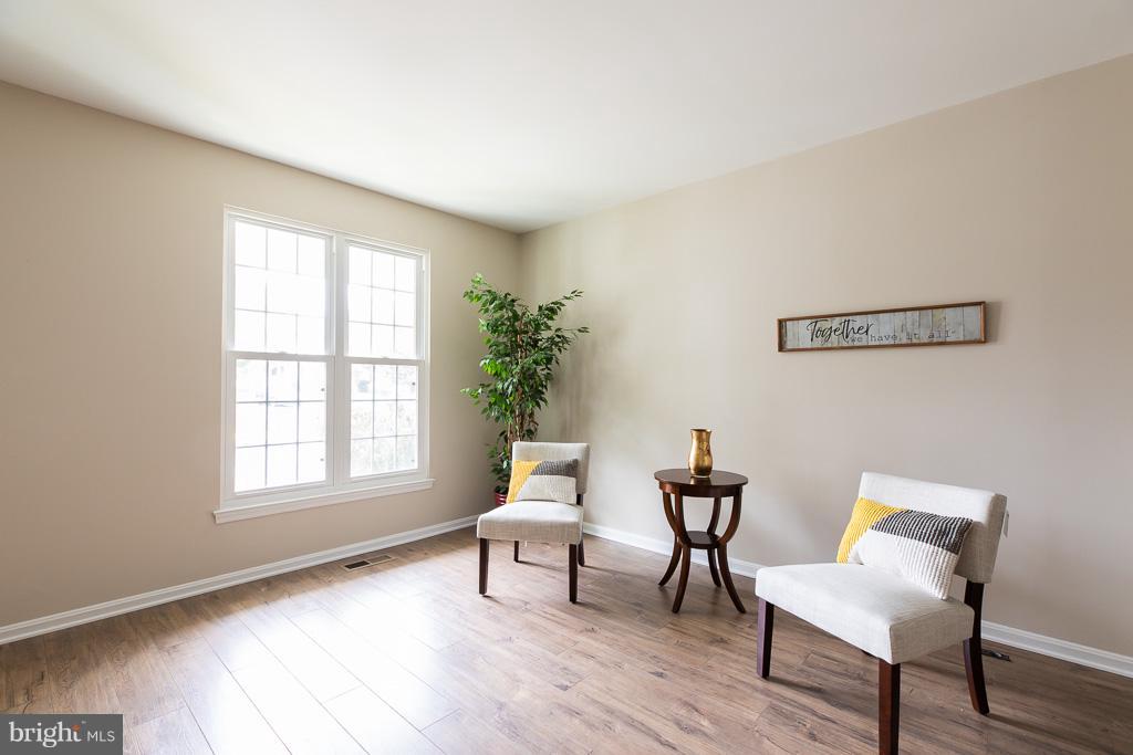 3 Wimbledon Court Silver Spring, MD 20906 - Photo 5 of 30 Living Room