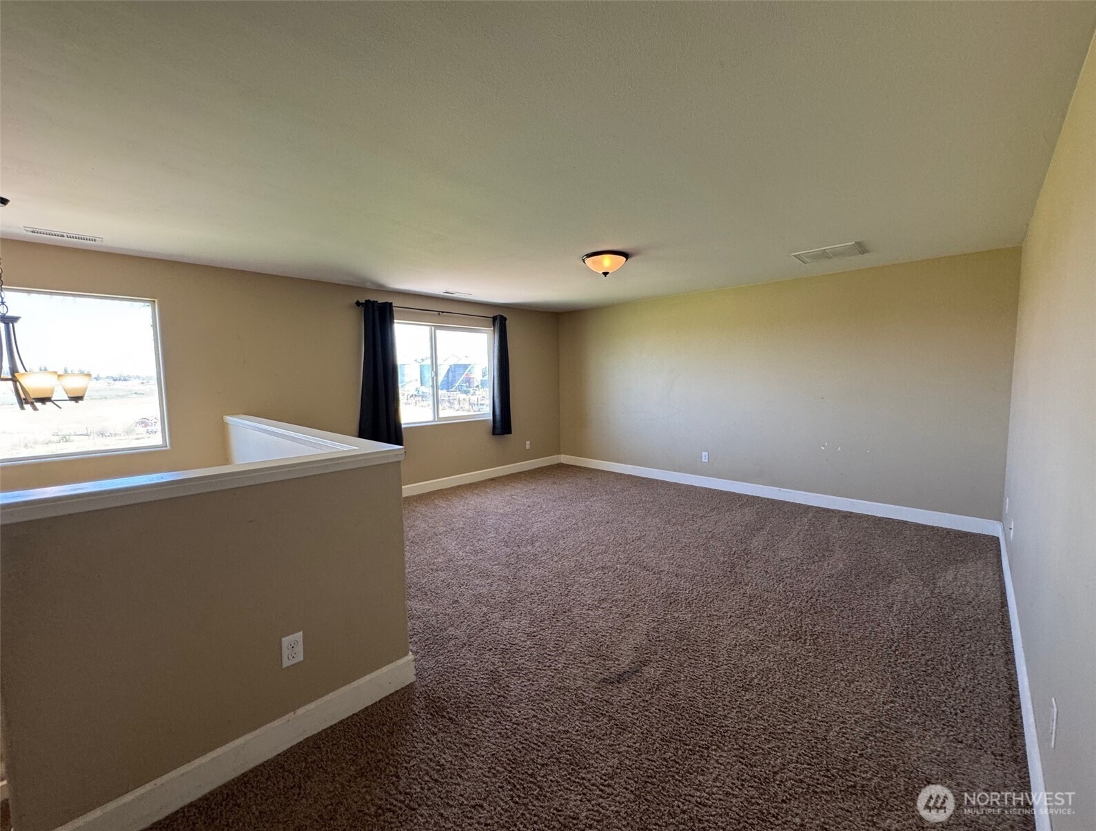 849 South McKinney Road Othello, WA 99344 - Photo 19 of 39 an empty room with windows
