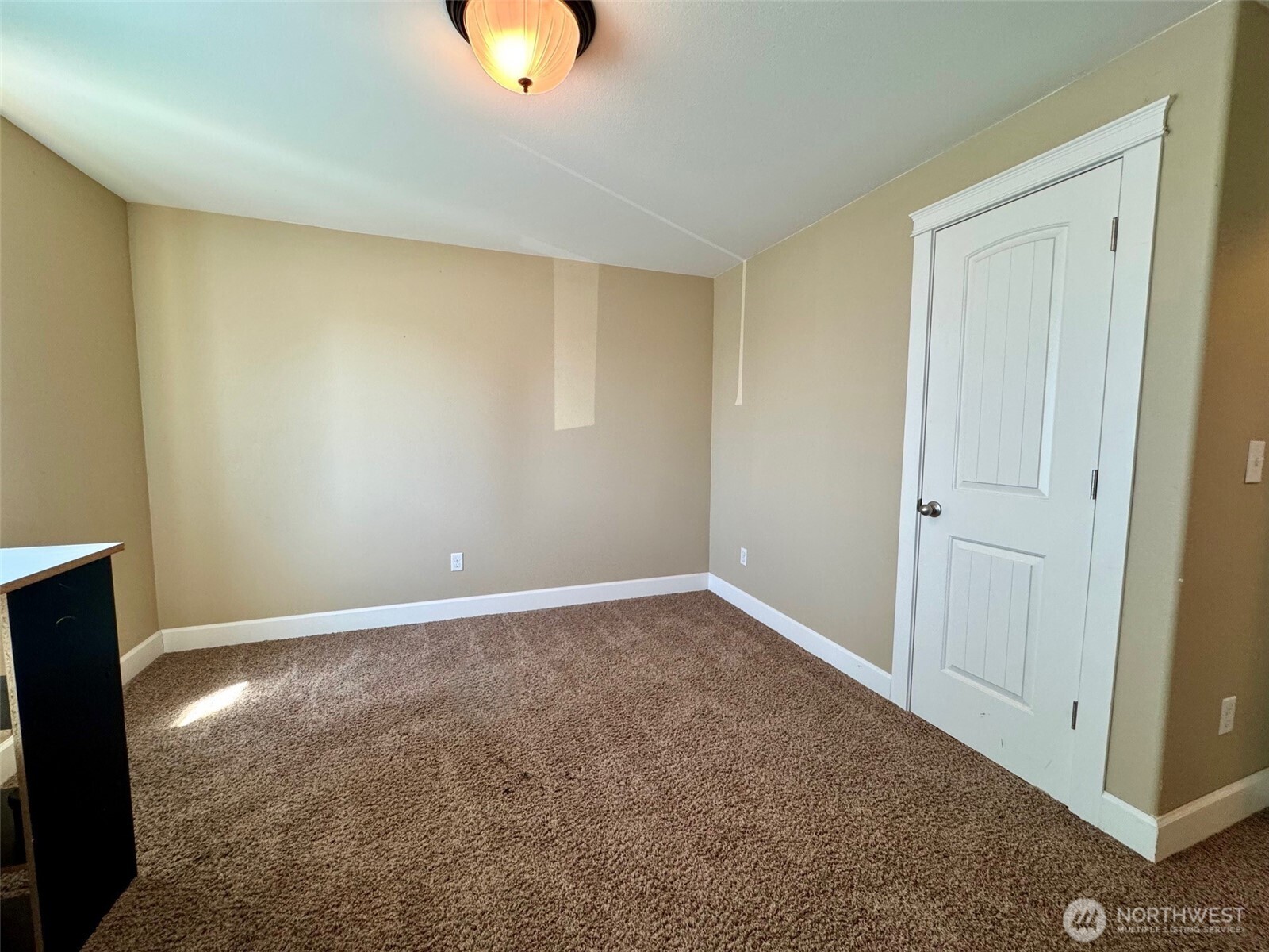 849 South McKinney Road Othello, WA 99344 - Photo 25 of 39 a view of an empty room and window