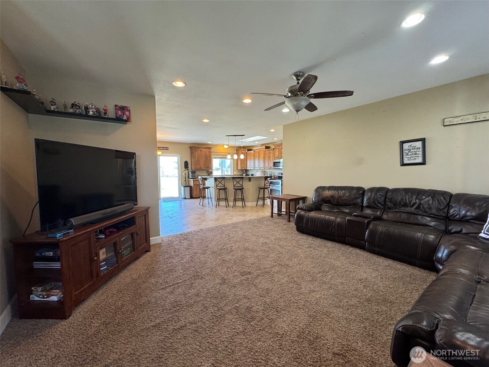 849 South McKinney Road Othello, WA 99344 - Photo 3 of 39 a living room with furniture and a flat screen tv