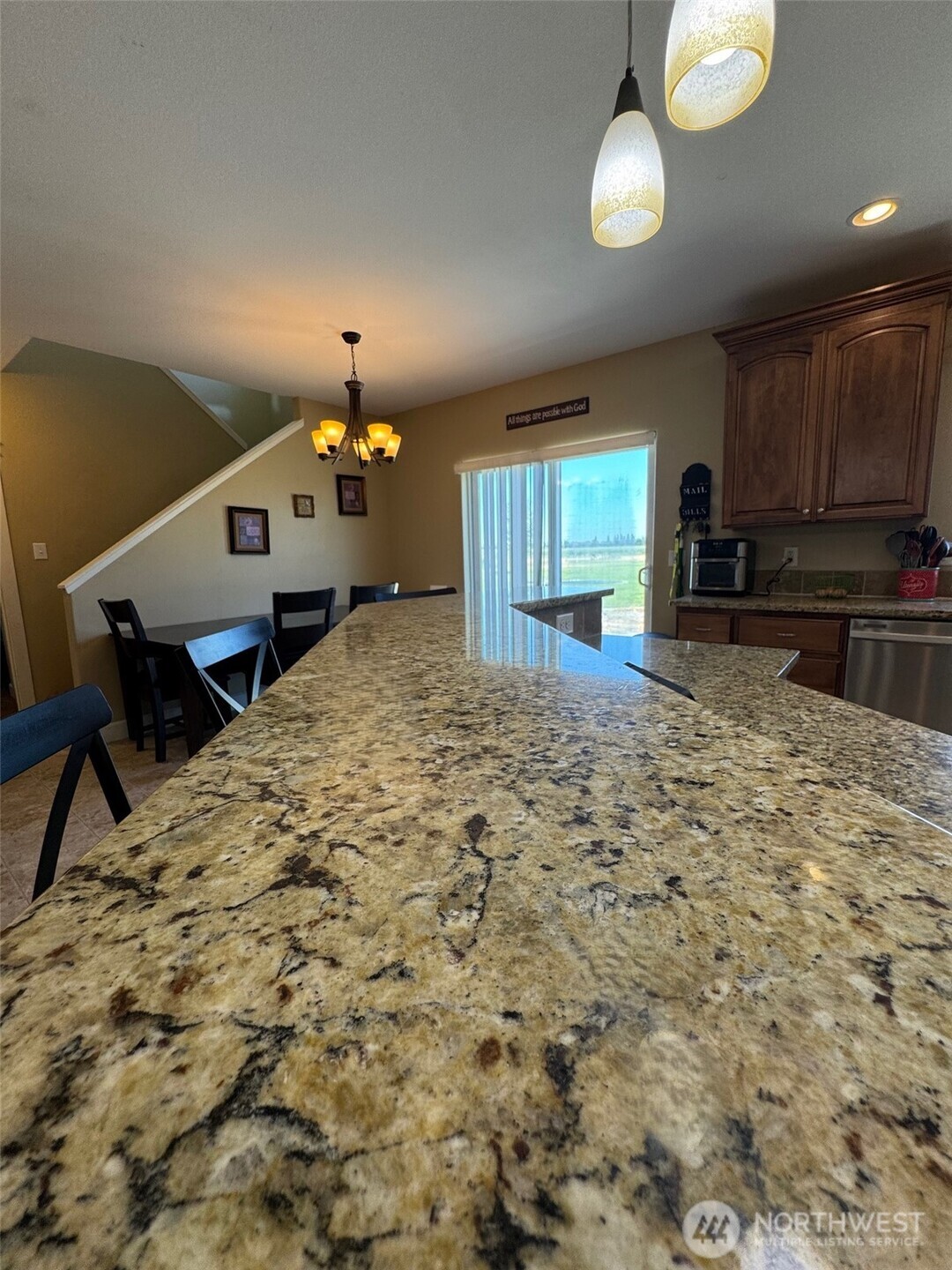 849 South McKinney Road Othello, WA 99344 - Photo 9 of 39 a living room with furniture