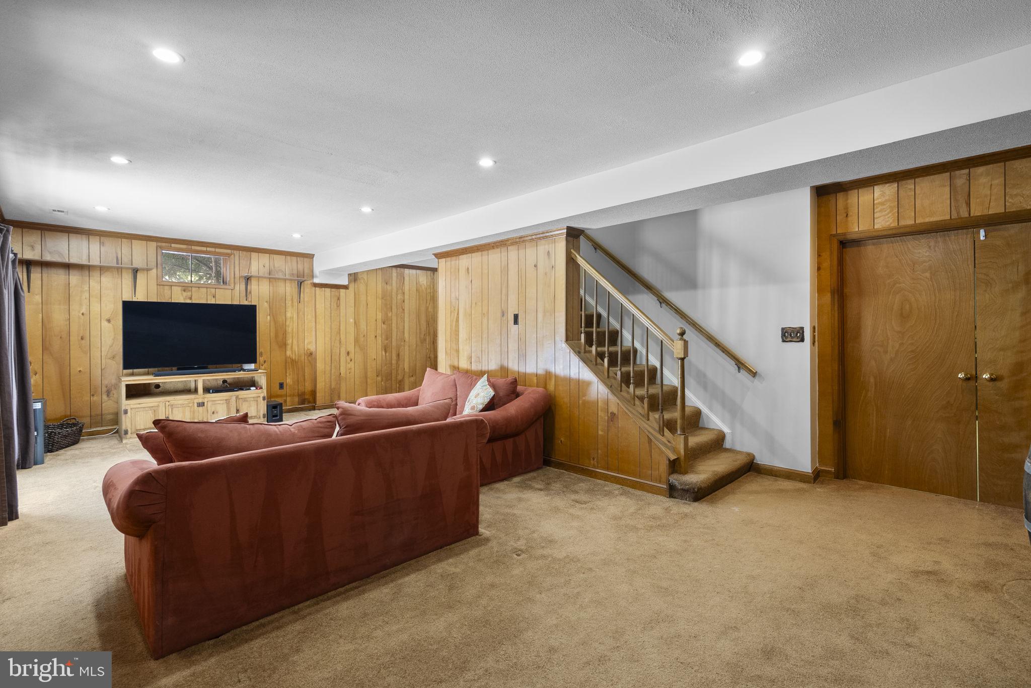 16424 Montecrest Lane Gaithersburg, MD 20878 - Photo 45 of 91 a living room with furniture and a flat screen tv