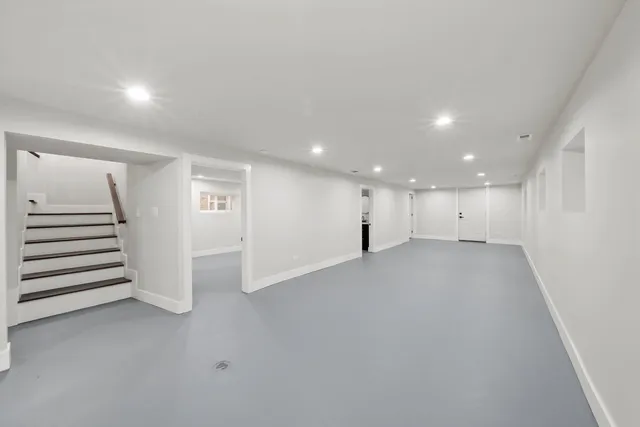 an empty room with a bathroom and closet