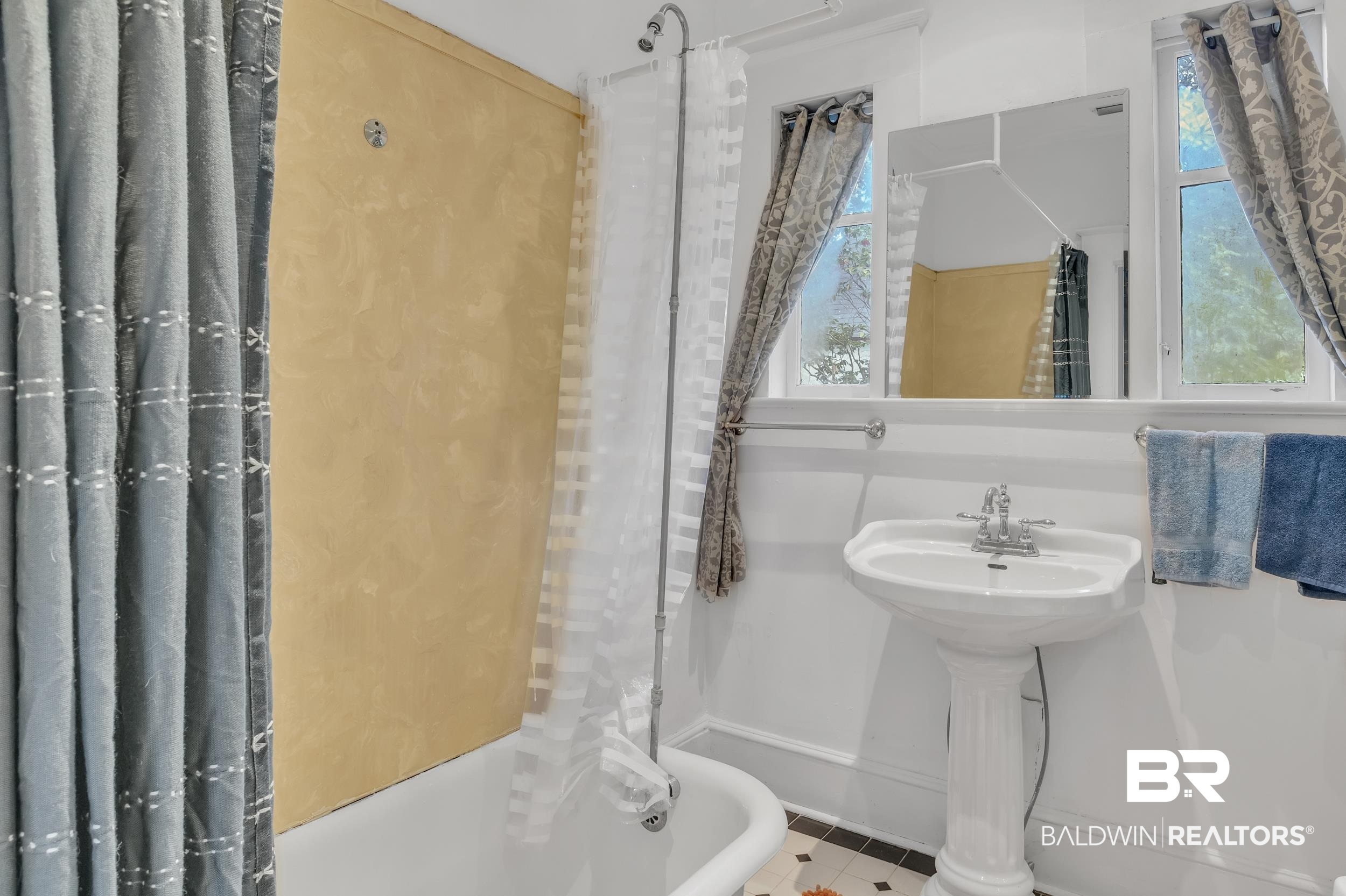 55 Mohawk Street Mobile, AL 36606 - Photo 23 of 28 Full bath featuring tile patterned flooring and shower / bath combo