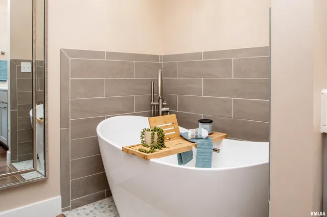 $1,100,000 | 478 Greenfield Court, Dahinda, IL 61428