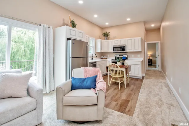 $1,100,000 | 478 Greenfield Court, Dahinda, IL 61428