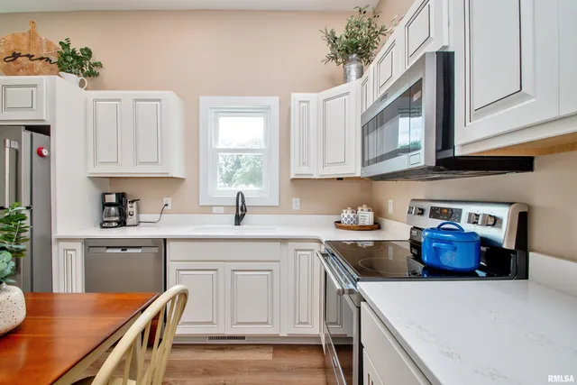 $1,100,000 | 478 Greenfield Court, Dahinda, IL 61428