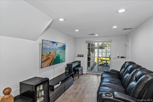 $918,000 | 12 Julliard Drive, Plainview, NY 11803