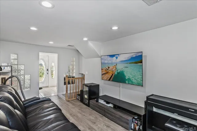 $918,000 | 12 Julliard Drive, Plainview, NY 11803