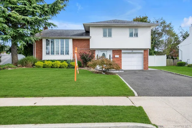 $918,000 | 12 Julliard Drive, Plainview, NY 11803