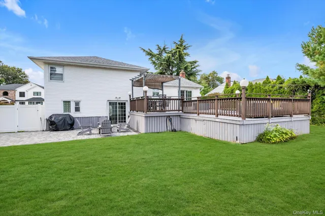 $918,000 | 12 Julliard Drive, Plainview, NY 11803