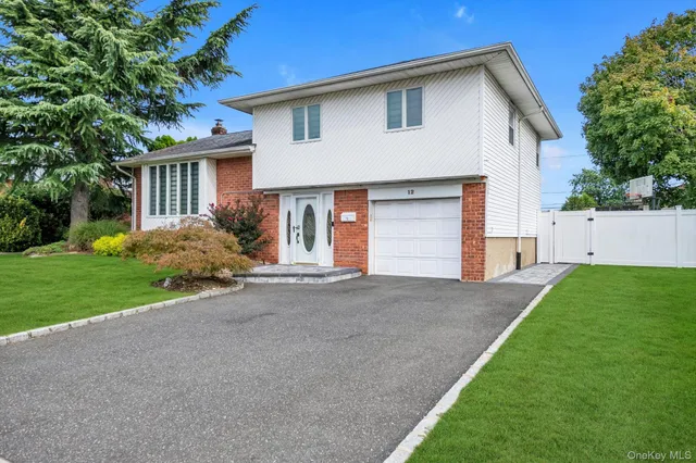 $918,000 | 12 Julliard Drive, Plainview, NY 11803