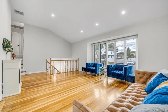 $918,000 | 12 Julliard Drive, Plainview, NY 11803