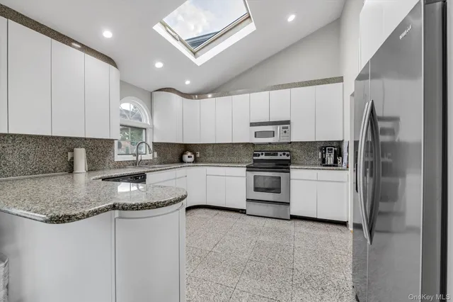 $918,000 | 12 Julliard Drive, Plainview, NY 11803