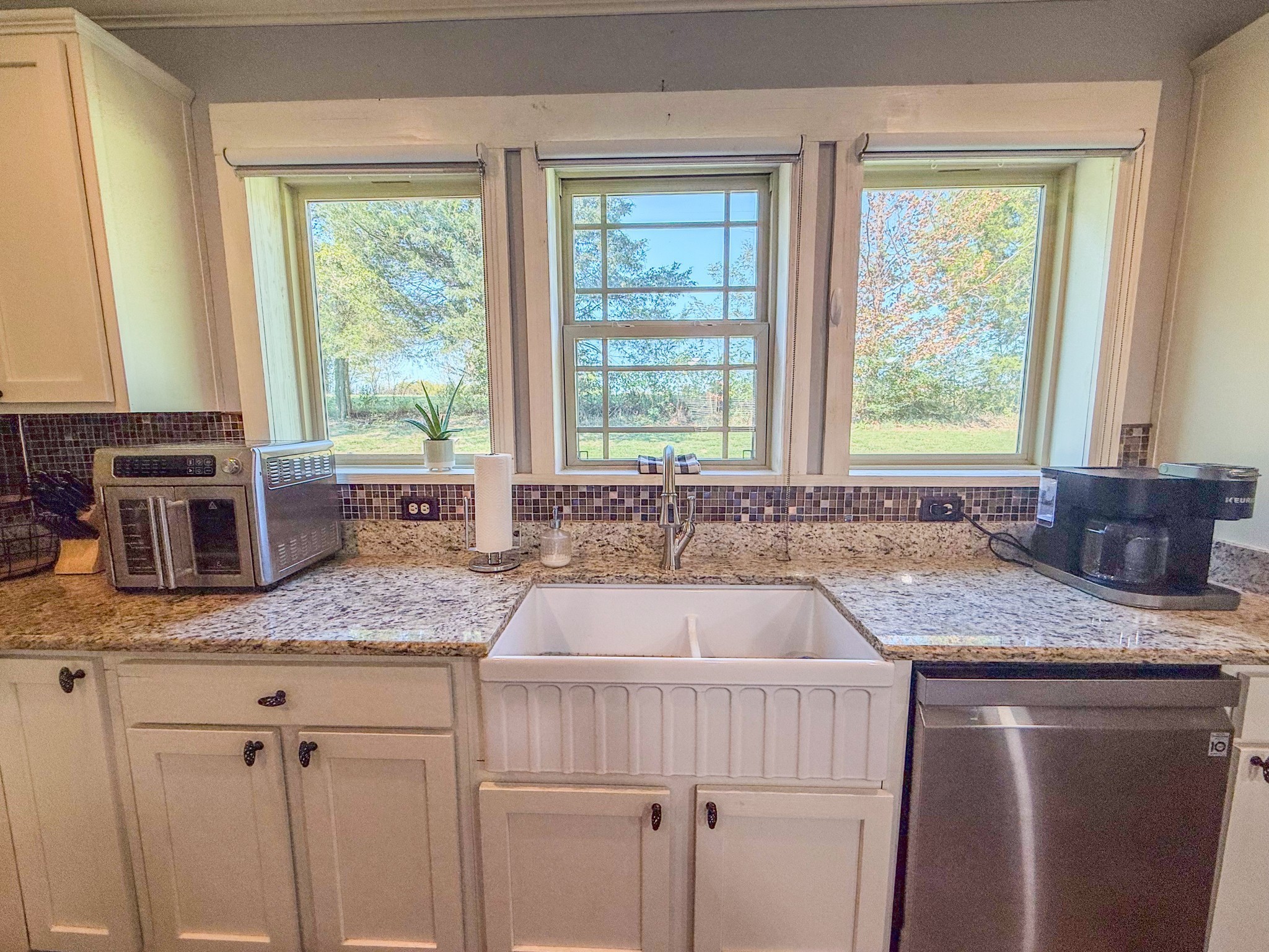 137 Hawkins Road Westmoreland, TN 37186 - Photo 30 of 71 a kitchen with granite countertop kitchen island a sink appliances and a counter space