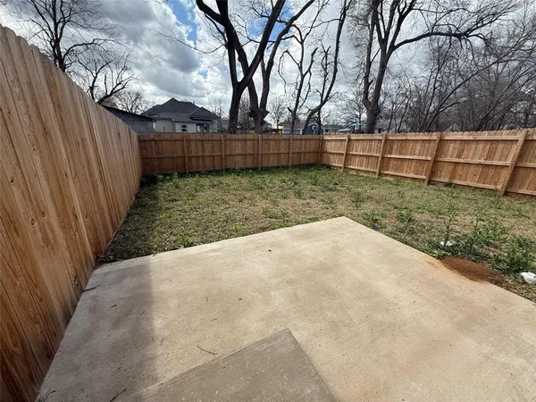 $1,500 | 412 East 7th Street, Unit 2, Bonham, TX 75418