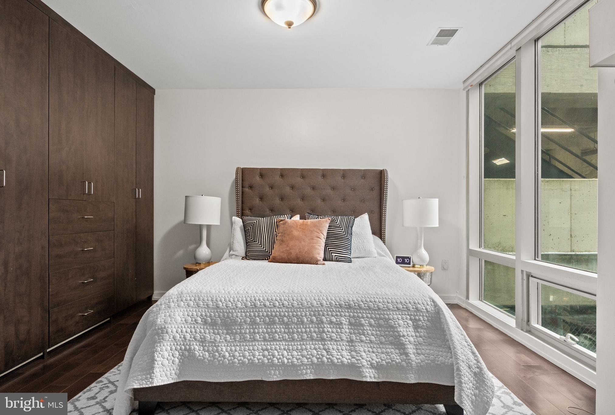 122 New Street, Unit 2C Philadelphia, PA 19106 - Photo 14 of 23 Primary Suite