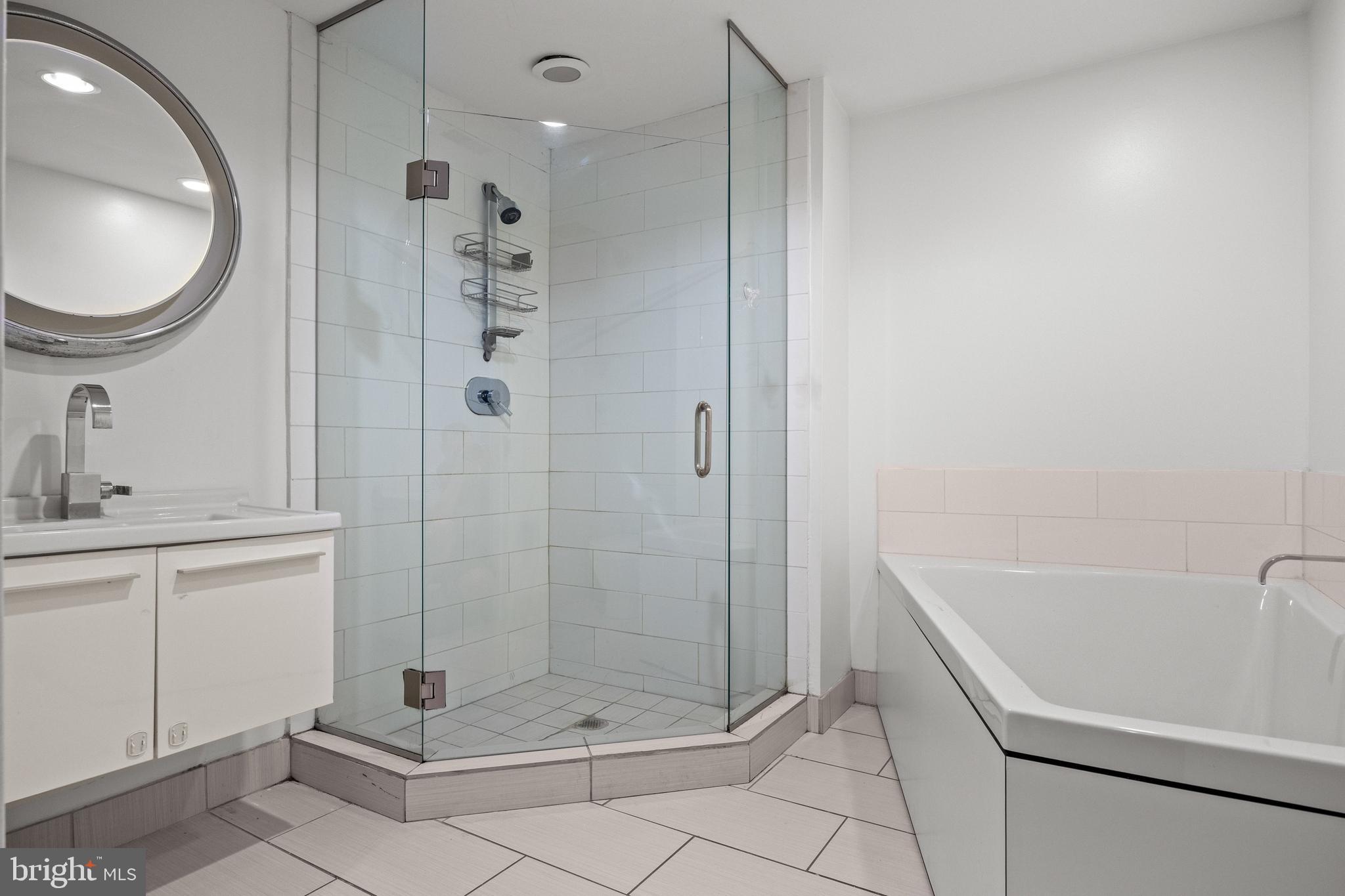 122 New Street, Unit 2C Philadelphia, PA 19106 - Photo 16 of 23 Primary Bath