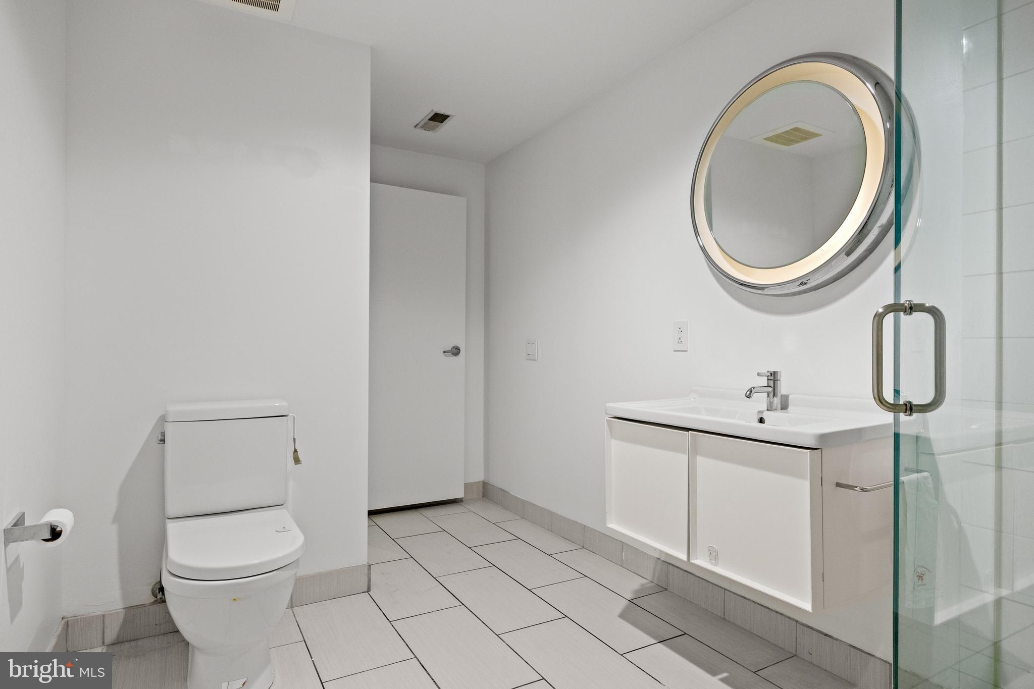 122 New Street, Unit 2C Philadelphia, PA 19106 - Photo 19 of 23 2nd Bathroom