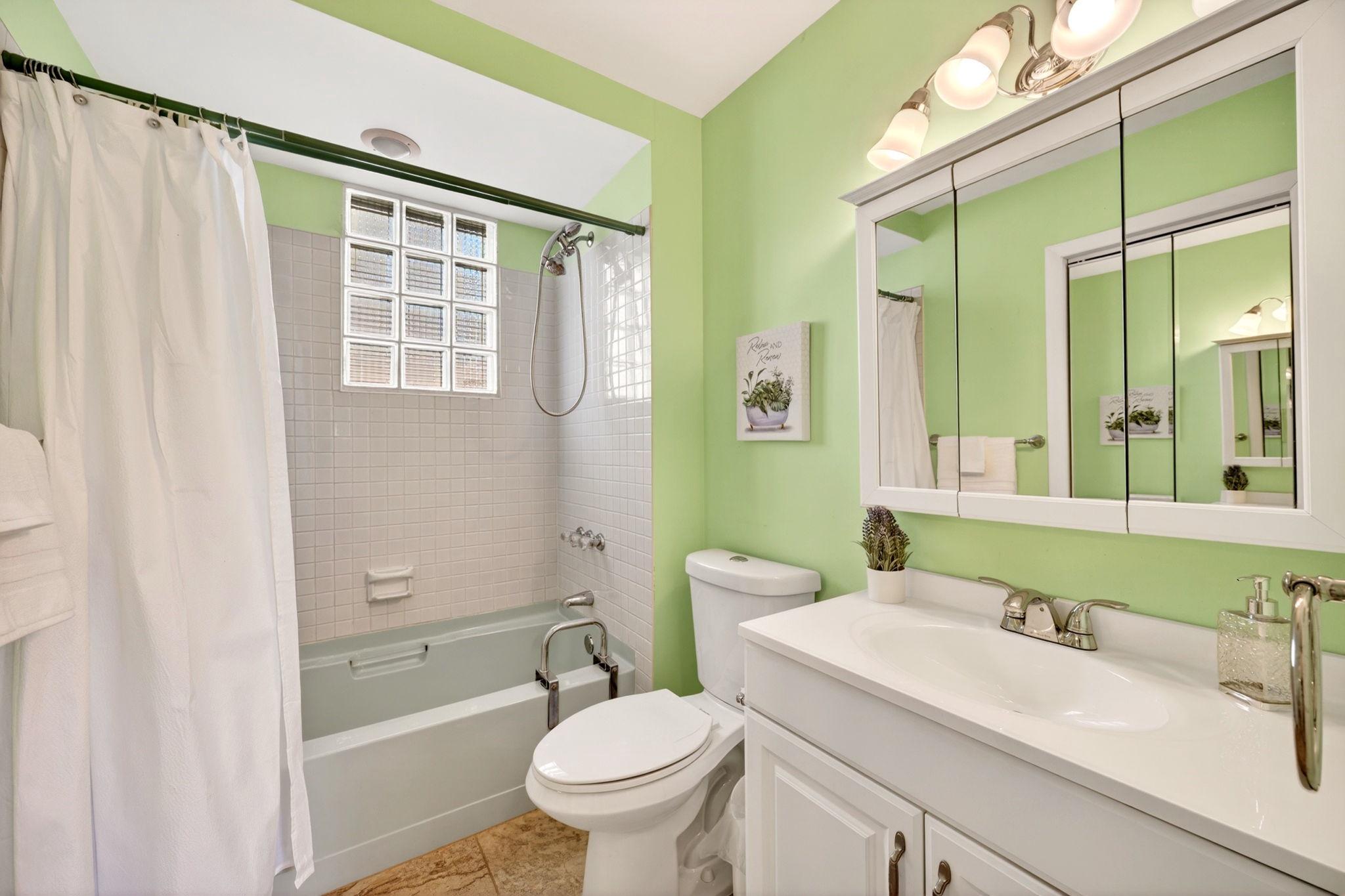 206 South Woodwell Road Baltimore, MD 21222 - Photo 17 of 46 a bathroom with a sink toilet and shower