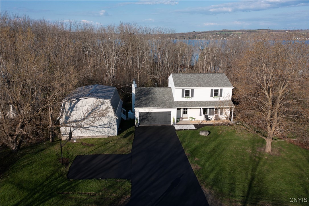 Beautifully renovated colonial home in the Skaneat