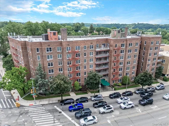 $238,000 | 241-20 Northern Boulevard, Unit 6M | Douglaston