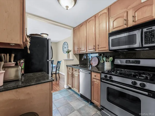 $238,000 | 241-20 Northern Boulevard, Unit 6M | Douglaston