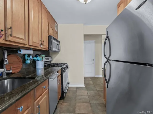 $238,000 | 241-20 Northern Boulevard, Unit 6M | Douglaston