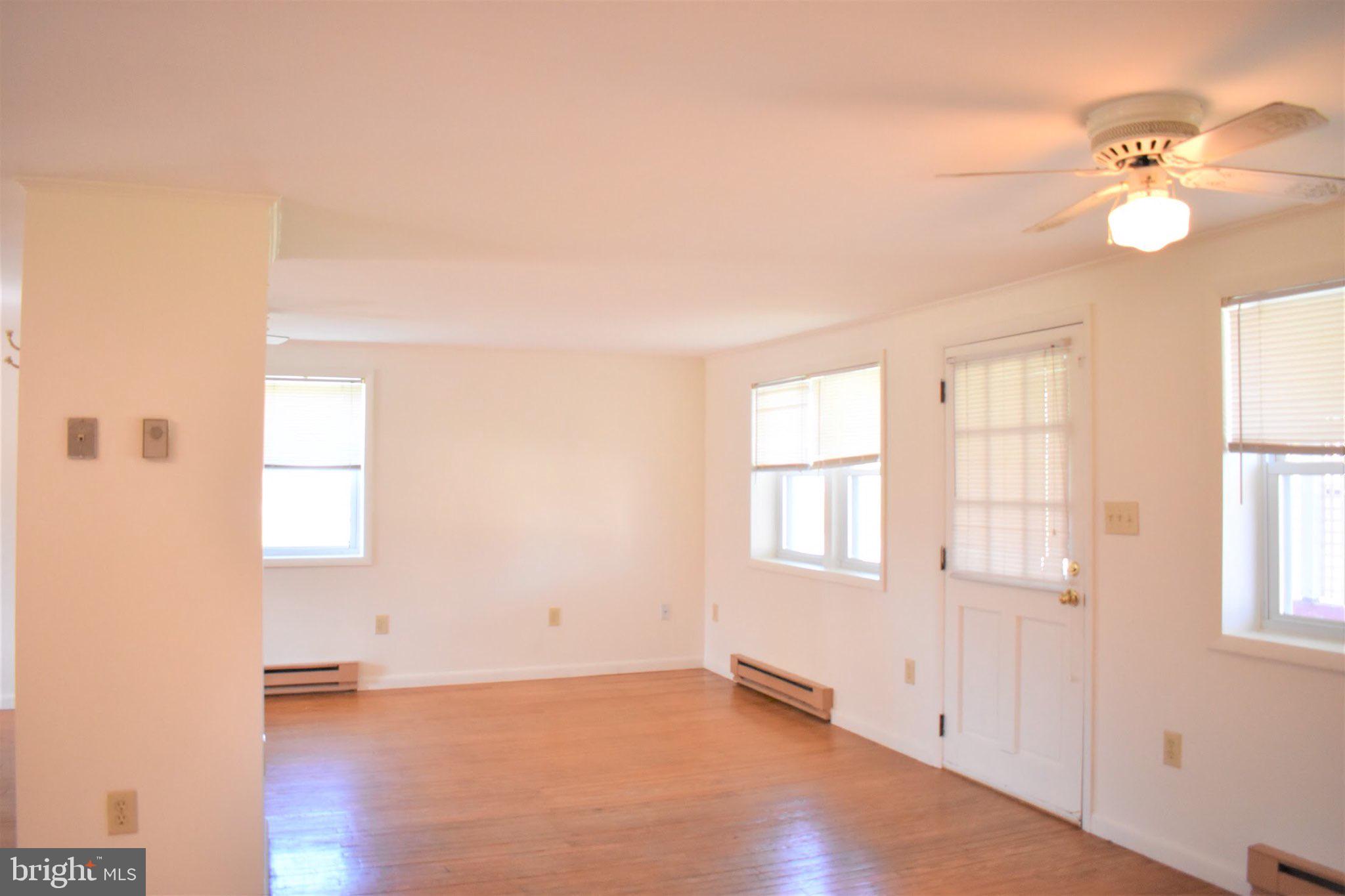 5934 Bartonsville Road Frederick, MD 21704 - Photo 4 of 23 Living Room