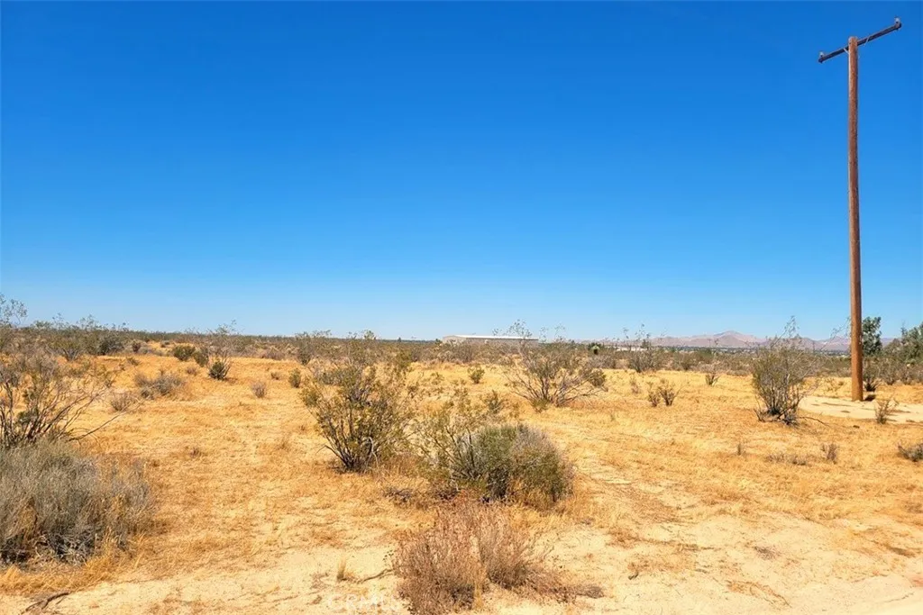 38 Japatul Road Apple Valley, CA 92307 - Photo 6 of 19 a view of an ocean