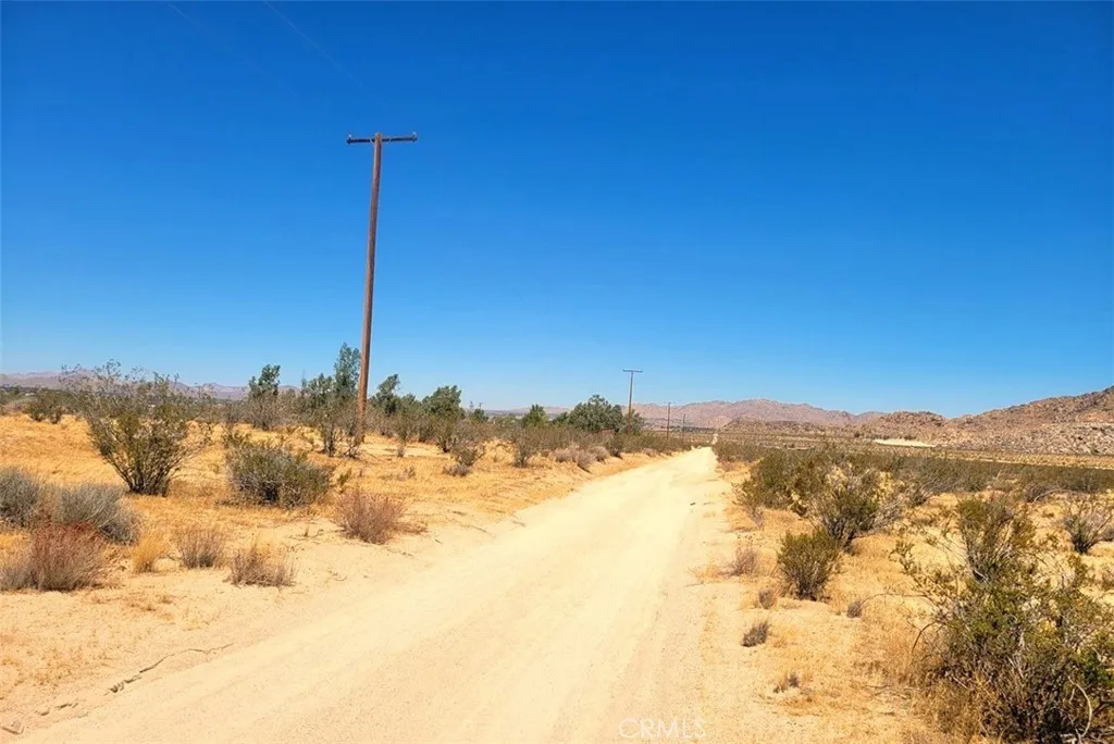 38 Japatul Road Apple Valley, CA 92307 - Photo 7 of 19 a view of a sky from a yard
