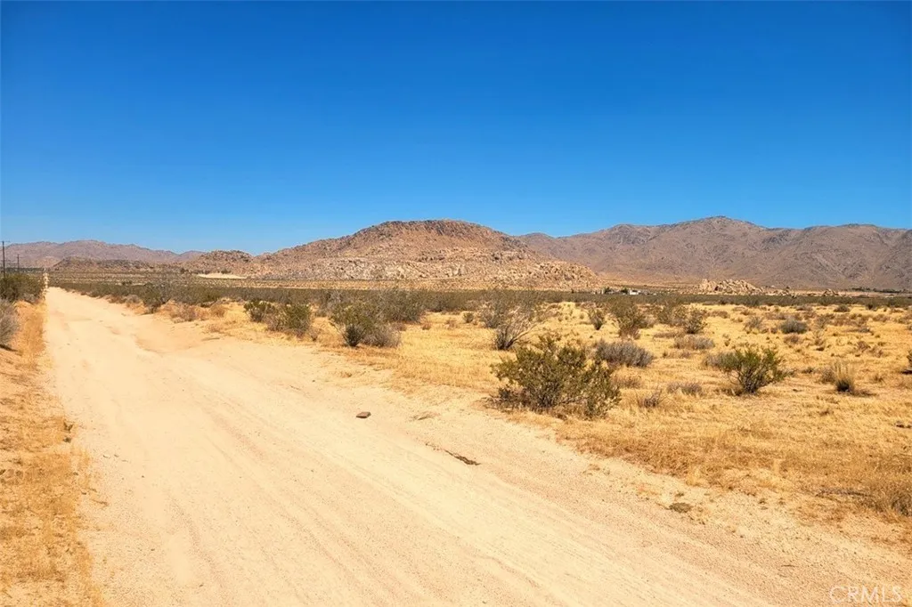 38 Japatul Road Apple Valley, CA 92307 - Photo 10 of 19 a view of an ocean and a mountain