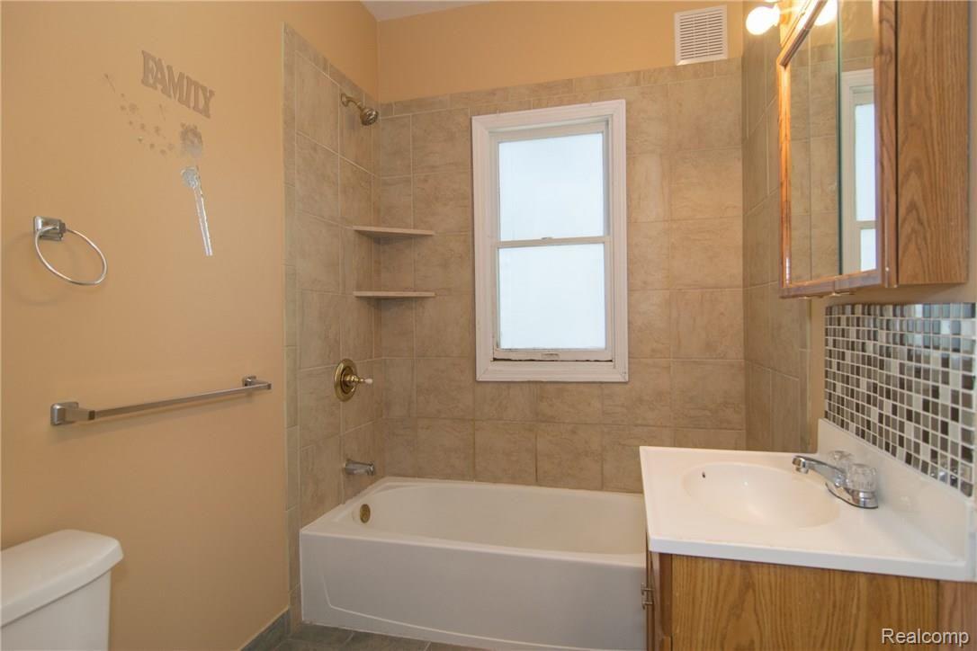 8183 Central Street Center Line, MI 48015 - Photo 8 of 35 DSC_1510.jpg