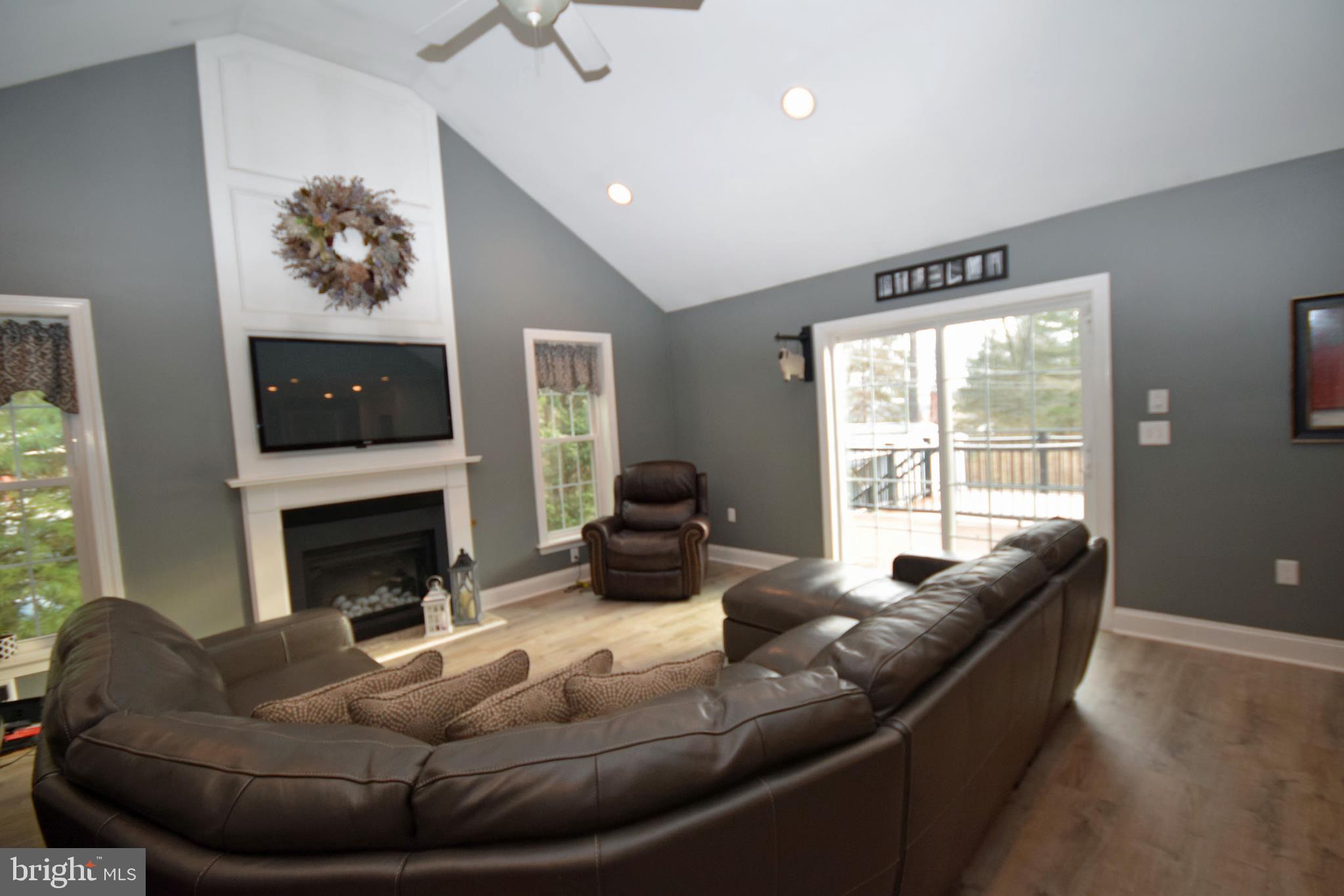 375 Gleaves Road Springfield, PA 19064 - Photo 11 of 38 Gas FP & Recessed Lights create the ambiance.