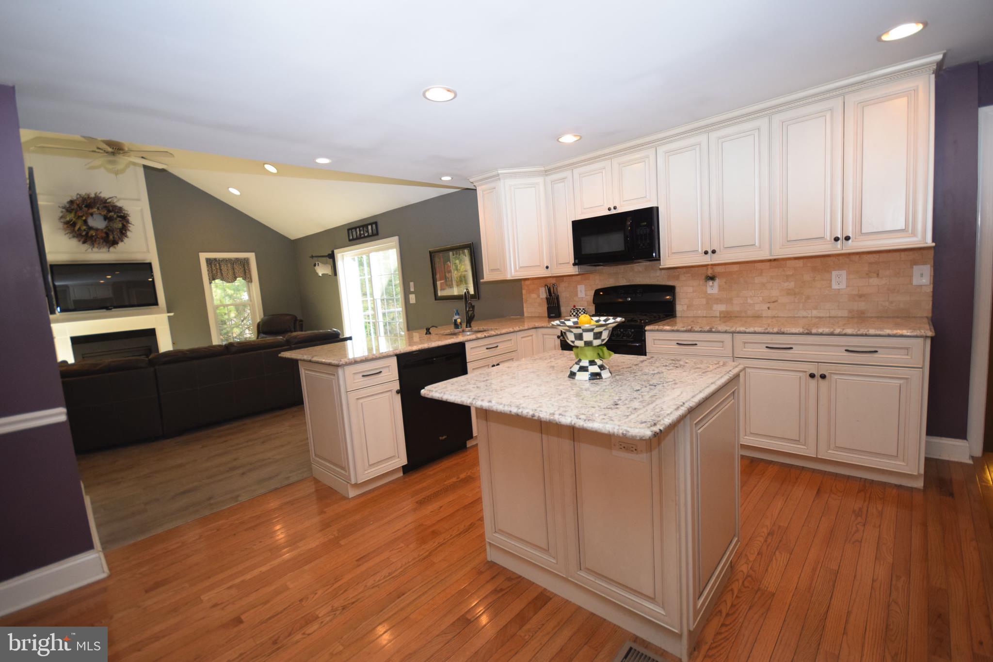 375 Gleaves Road Springfield, PA 19064 - Photo 8 of 38 Superbly appointed Kit with cream tone Cabinets.
