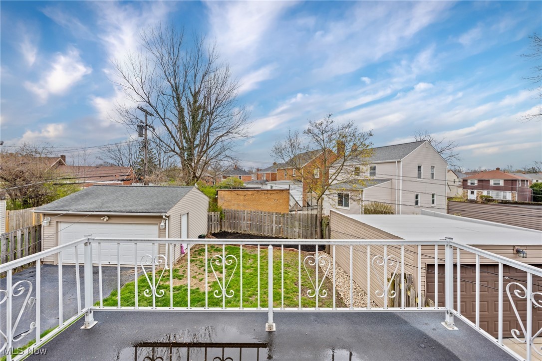 2323 Saybrook Road Cleveland, OH 44118 - Photo 22 of 42 Balcony with a residential view