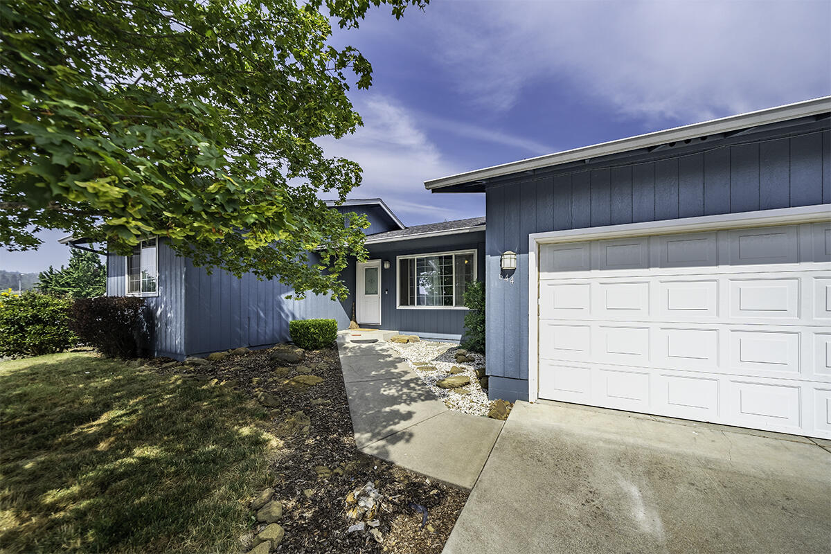 644 Clearview Way Eagle Point, OR 97524 - Photo 3 of 26 DSC05376