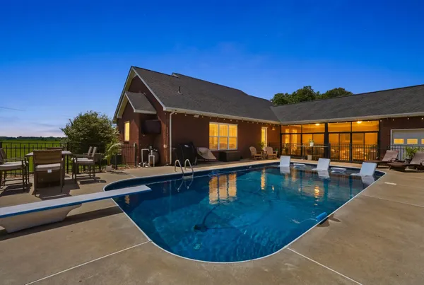 $724,900 | 549 Lee Lane, Huntland, TN 37345