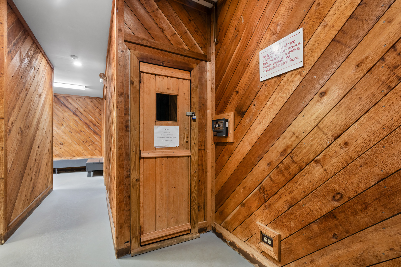 532 East Devon Avenue Roselle, IL 60172 - Photo 25 of 32 a view of an entryway