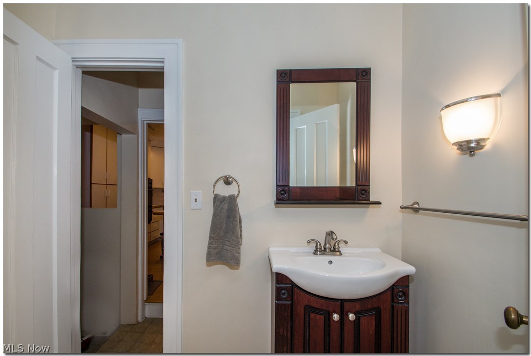 3008 Warrington Road Cleveland, OH 44120 - Photo 12 of 34