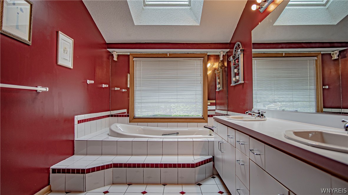 15 Oakwood Common Lancaster, NY 14086 - Photo 23 of 36